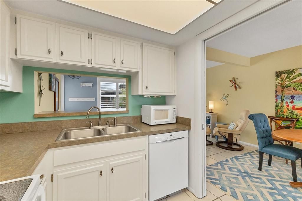 For Sale: $289,000 (2 beds, 1 baths, 1105 Square Feet)