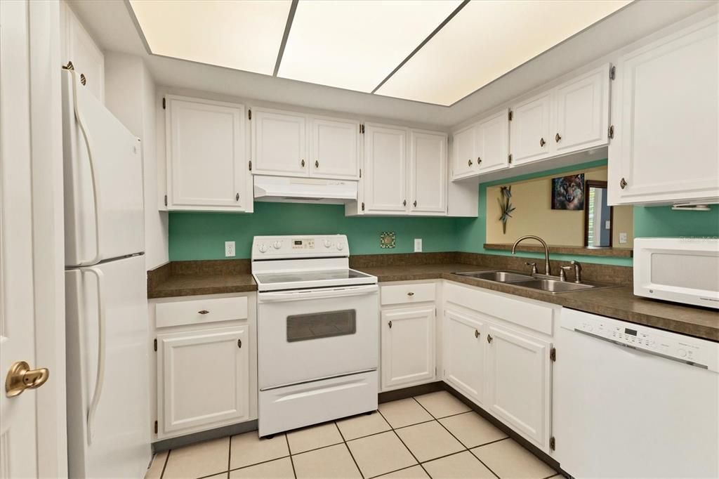 For Sale: $289,000 (2 beds, 1 baths, 1105 Square Feet)