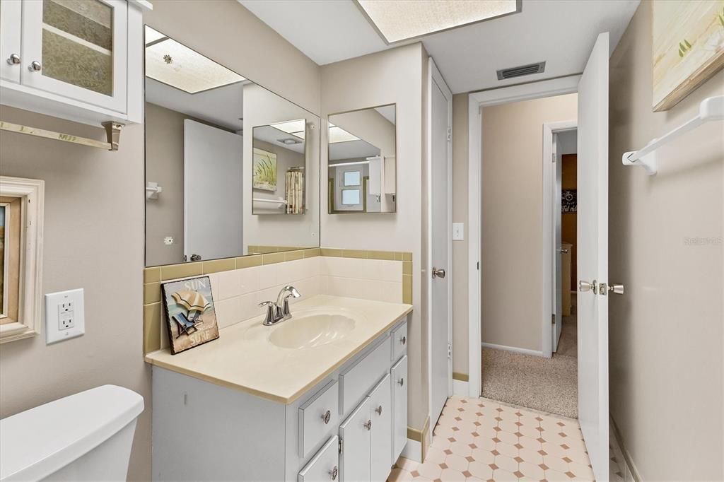 For Sale: $289,000 (2 beds, 1 baths, 1105 Square Feet)