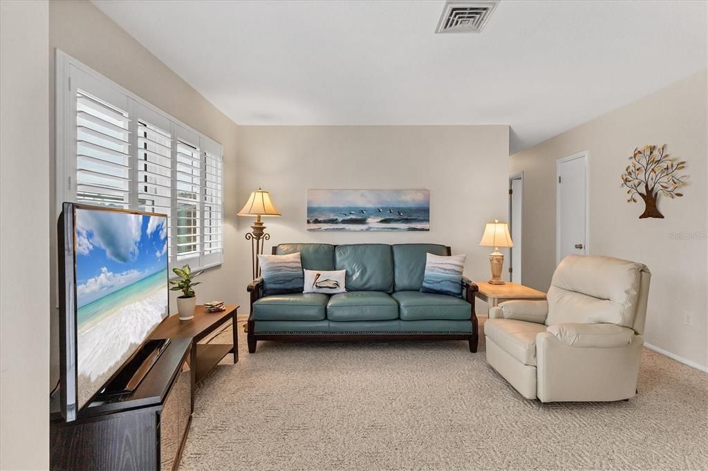 For Sale: $289,000 (2 beds, 1 baths, 1105 Square Feet)