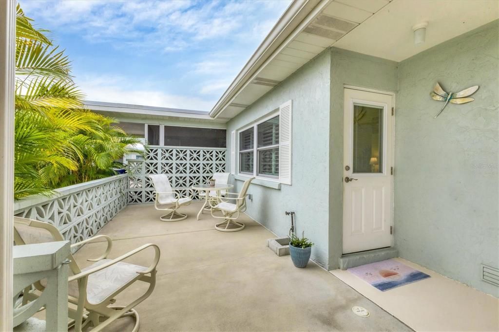 For Sale: $289,000 (2 beds, 1 baths, 1105 Square Feet)