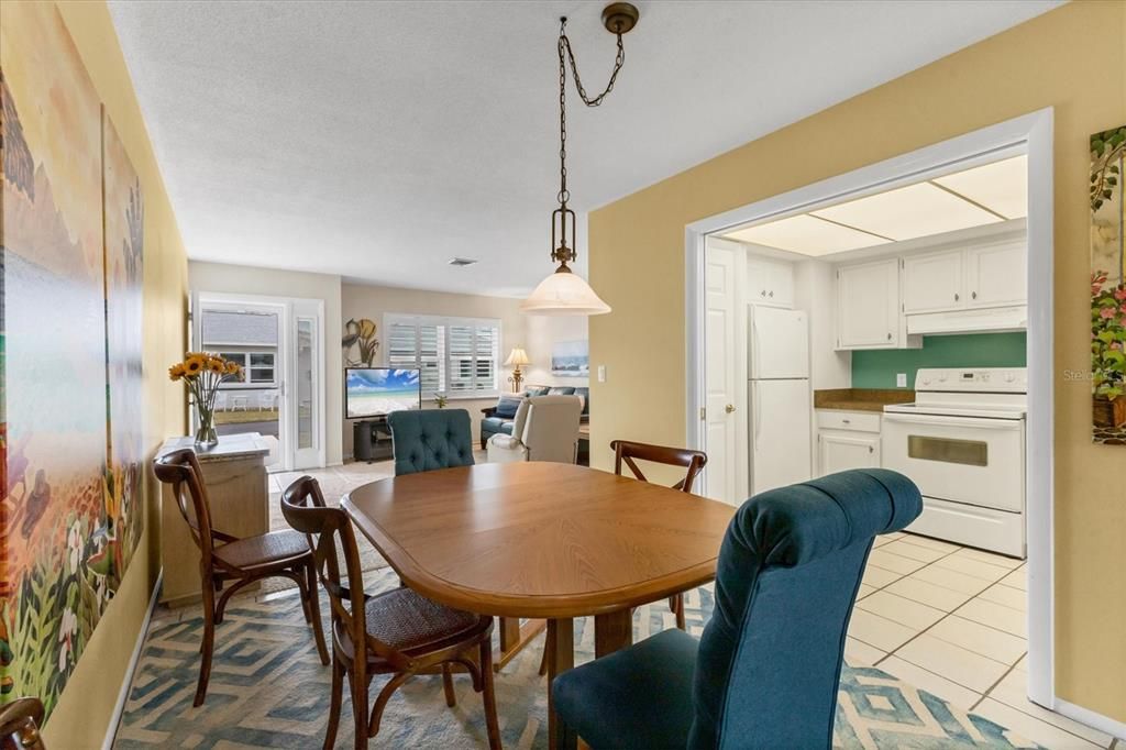 For Sale: $289,000 (2 beds, 1 baths, 1105 Square Feet)