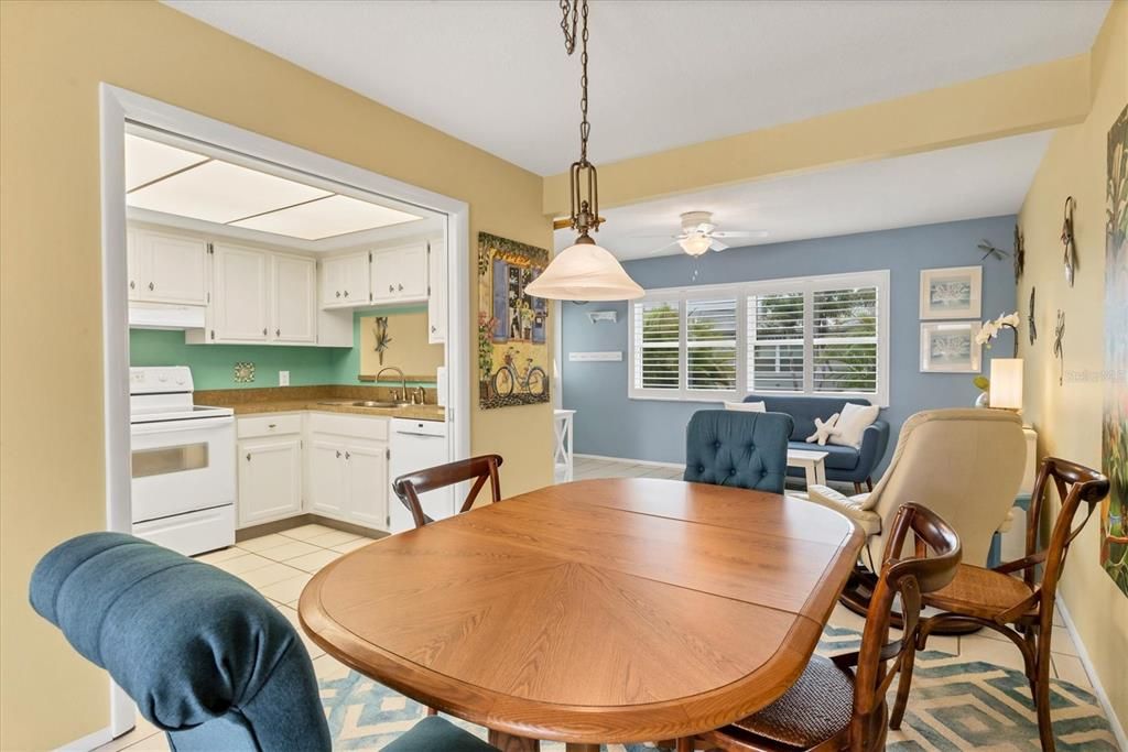 For Sale: $289,000 (2 beds, 1 baths, 1105 Square Feet)