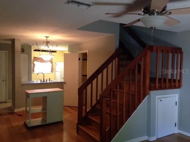 For Rent: $1,100 (2 beds, 1 baths, 1046 Square Feet)