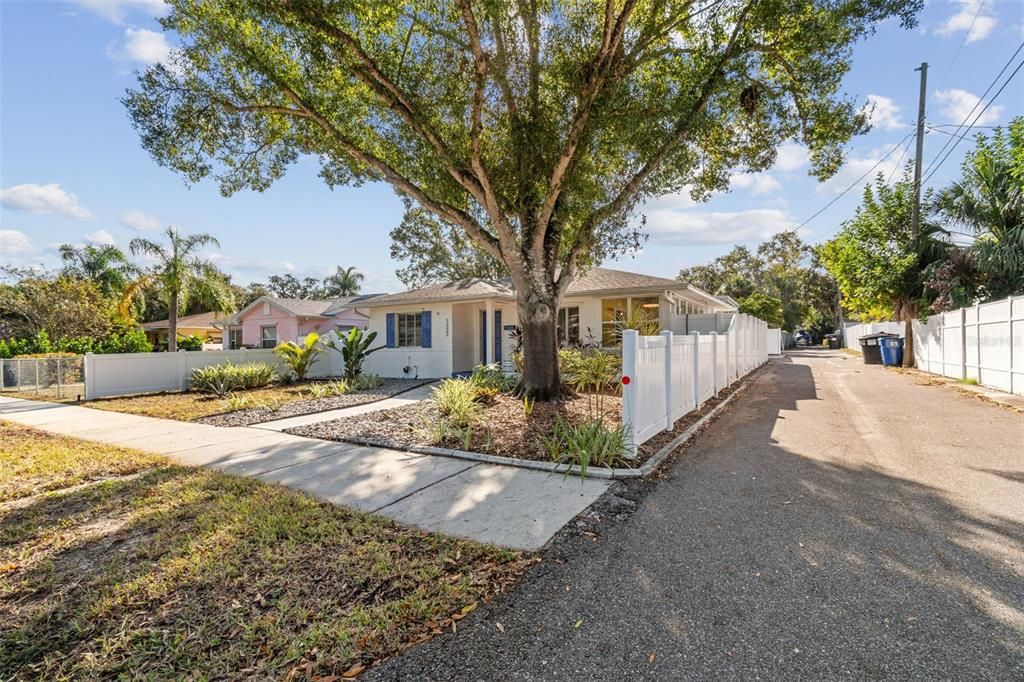 For Sale: $535,000 (2 beds, 1 baths, 1530 Square Feet)