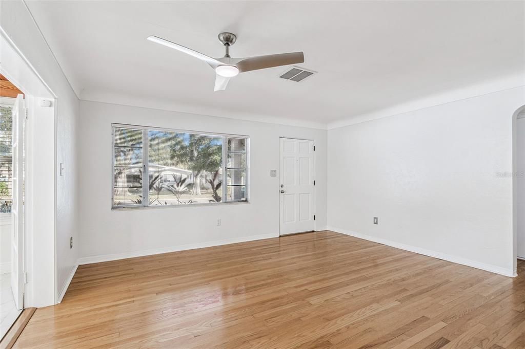 For Sale: $535,000 (2 beds, 1 baths, 1530 Square Feet)