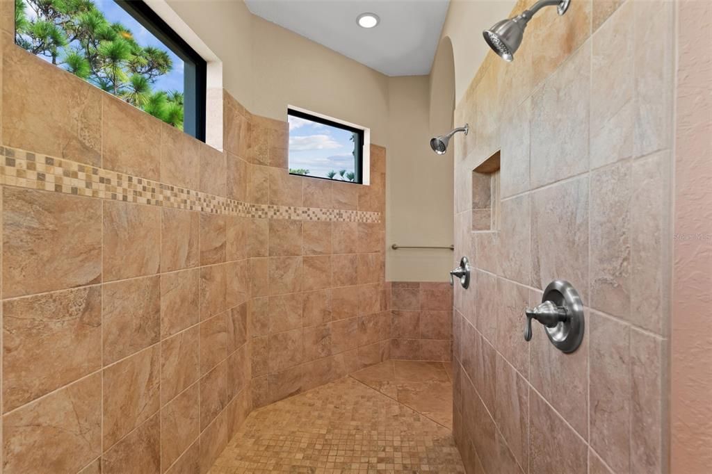 En Venta: $1,049,000 (4 camas, 3 baños, 3481 Pies cuadrados)