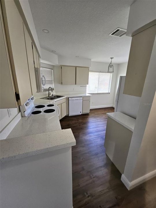 For Rent: $2,095 (3 beds, 2 baths, 1399 Square Feet)