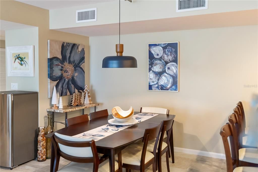 En Venta: $949,900 (2 camas, 2 baños, 1421 Pies cuadrados)