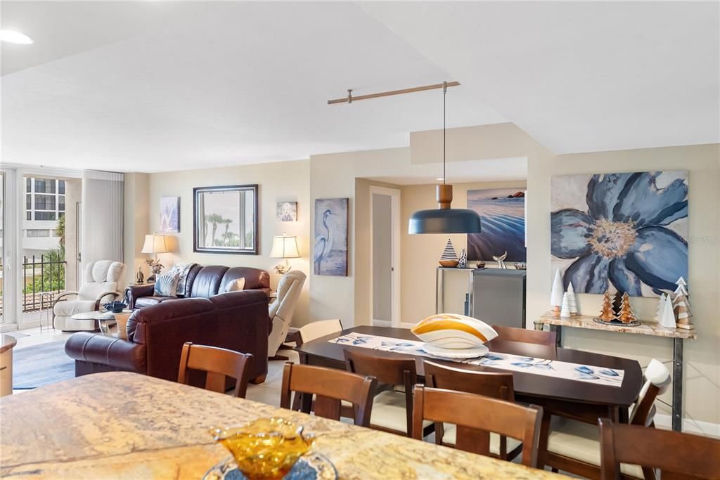 En Venta: $949,900 (2 camas, 2 baños, 1421 Pies cuadrados)