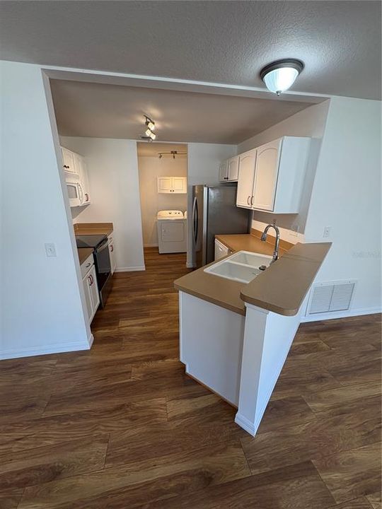 For Sale: $289,900 (2 beds, 2 baths, 1188 Square Feet)