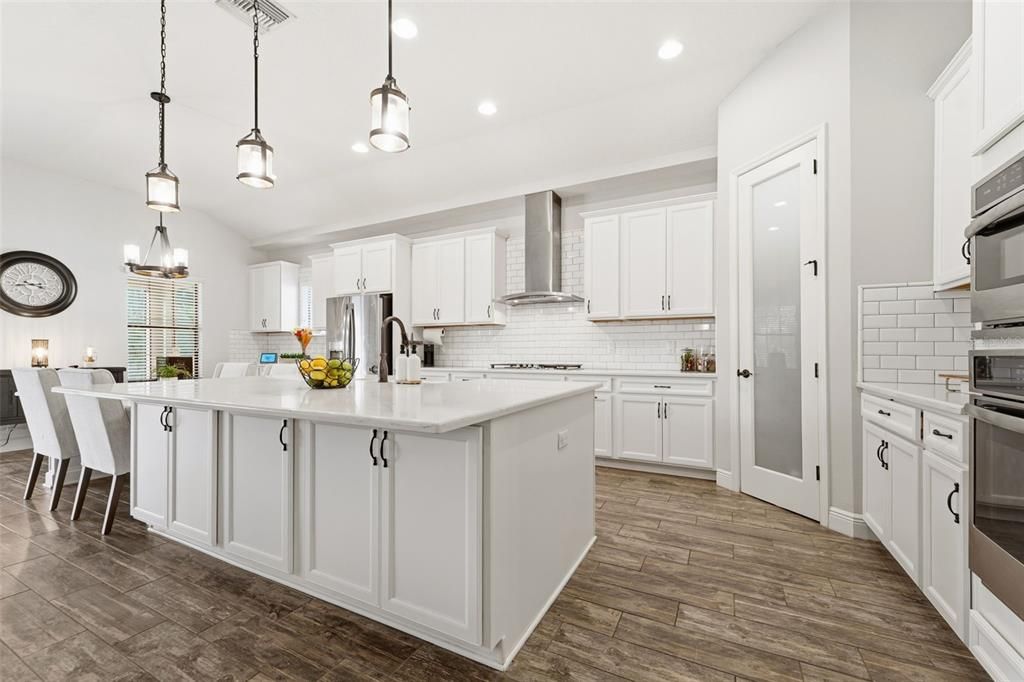 На продажу: $899,900 (4 спален, 4 ванн, 3163 Квадратных фут)