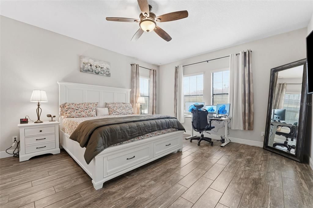 На продажу: $899,900 (4 спален, 4 ванн, 3163 Квадратных фут)