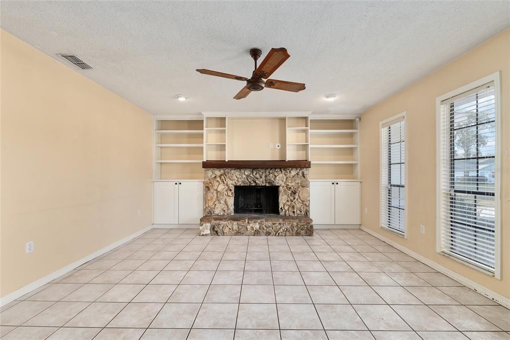 For Sale: $290,000 (3 beds, 2 baths, 1588 Square Feet)