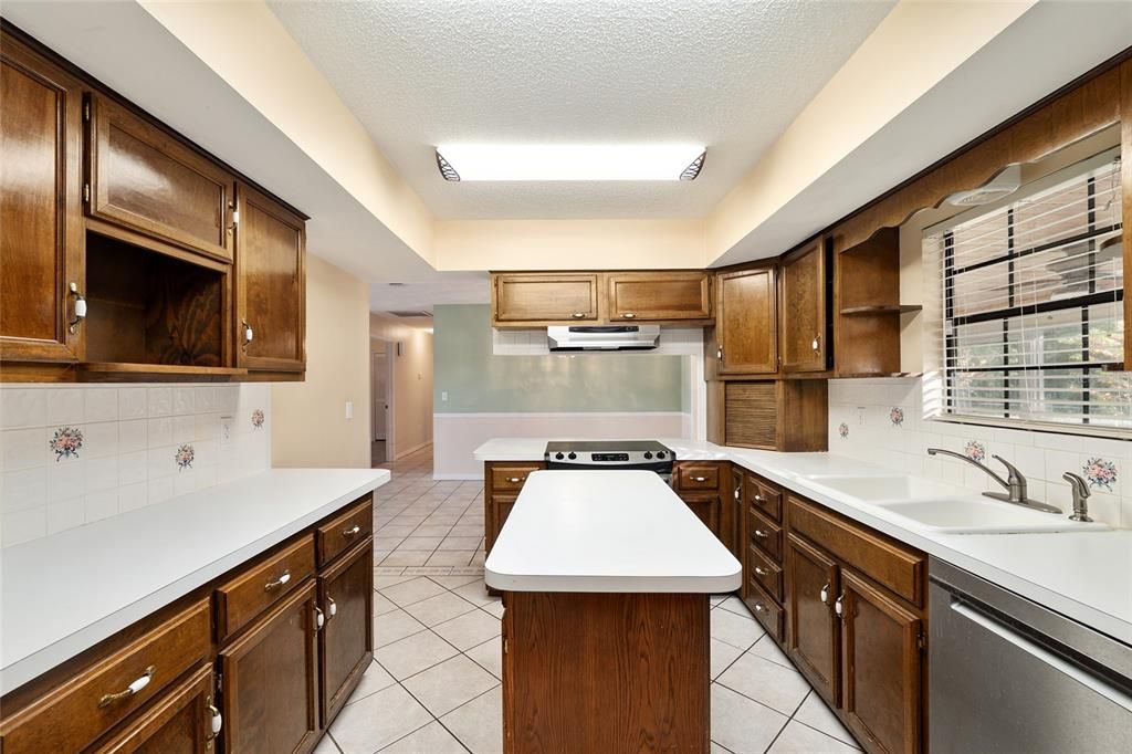 For Sale: $290,000 (3 beds, 2 baths, 1588 Square Feet)