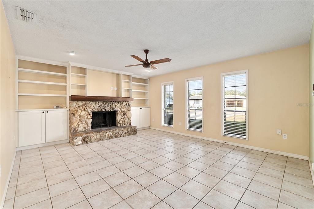 For Sale: $290,000 (3 beds, 2 baths, 1588 Square Feet)