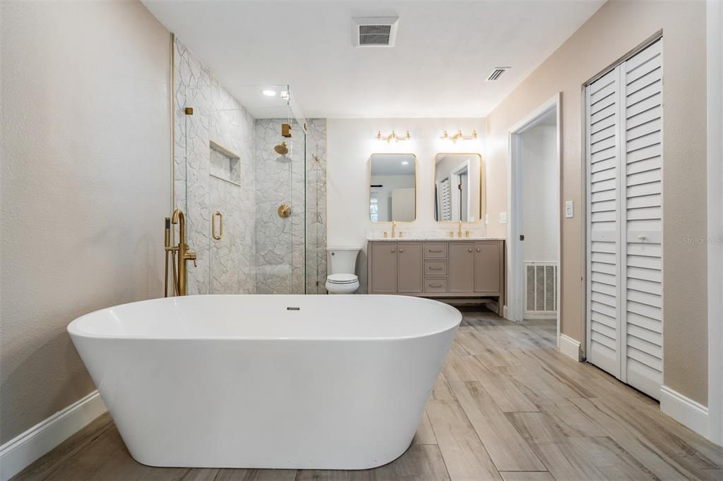 For Sale: $950,000 (4 beds, 2 baths, 1974 Square Feet)