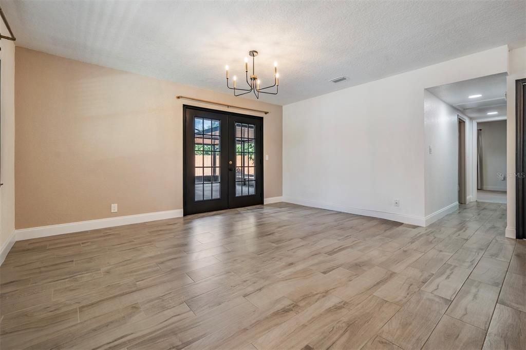 For Sale: $950,000 (4 beds, 2 baths, 1974 Square Feet)