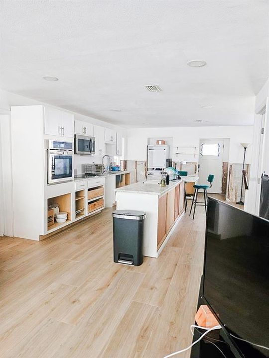 For Sale: $350,000 (2 beds, 1 baths, 1240 Square Feet)