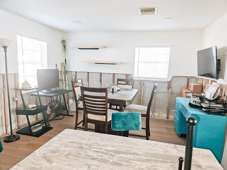 For Sale: $350,000 (2 beds, 1 baths, 1240 Square Feet)