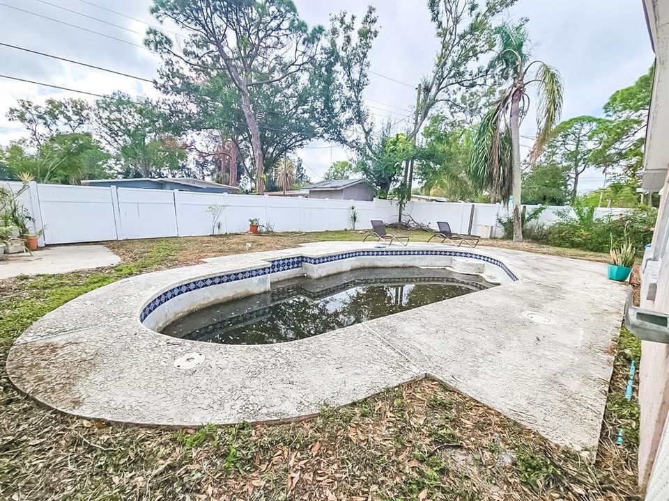 For Sale: $350,000 (2 beds, 1 baths, 1240 Square Feet)