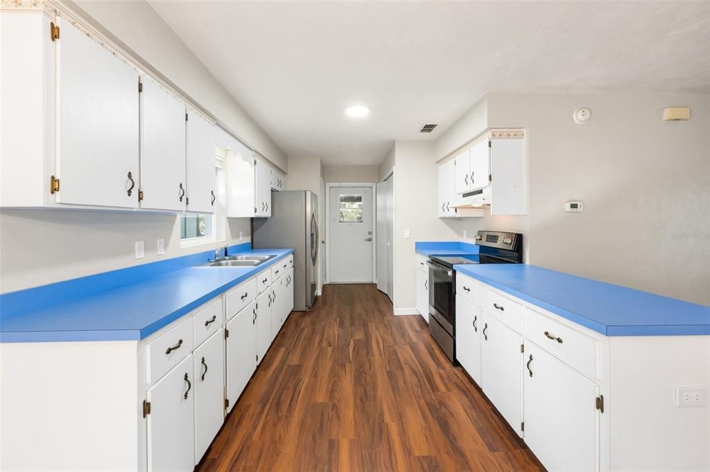 For Sale: $229,900 (2 beds, 2 baths, 1040 Square Feet)