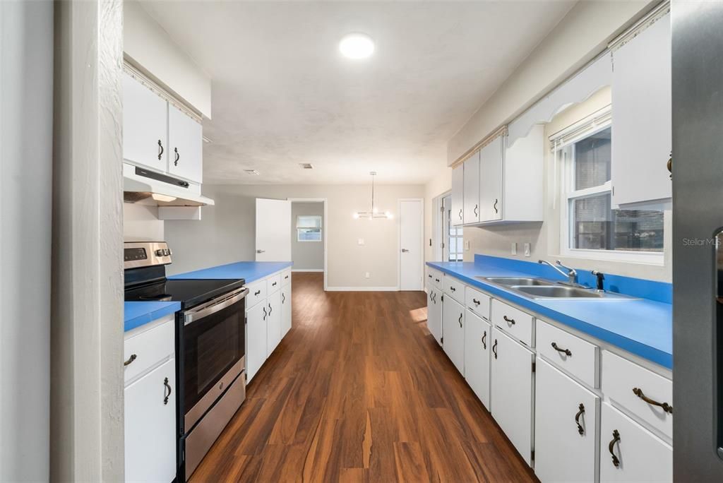 For Sale: $229,900 (2 beds, 2 baths, 1040 Square Feet)