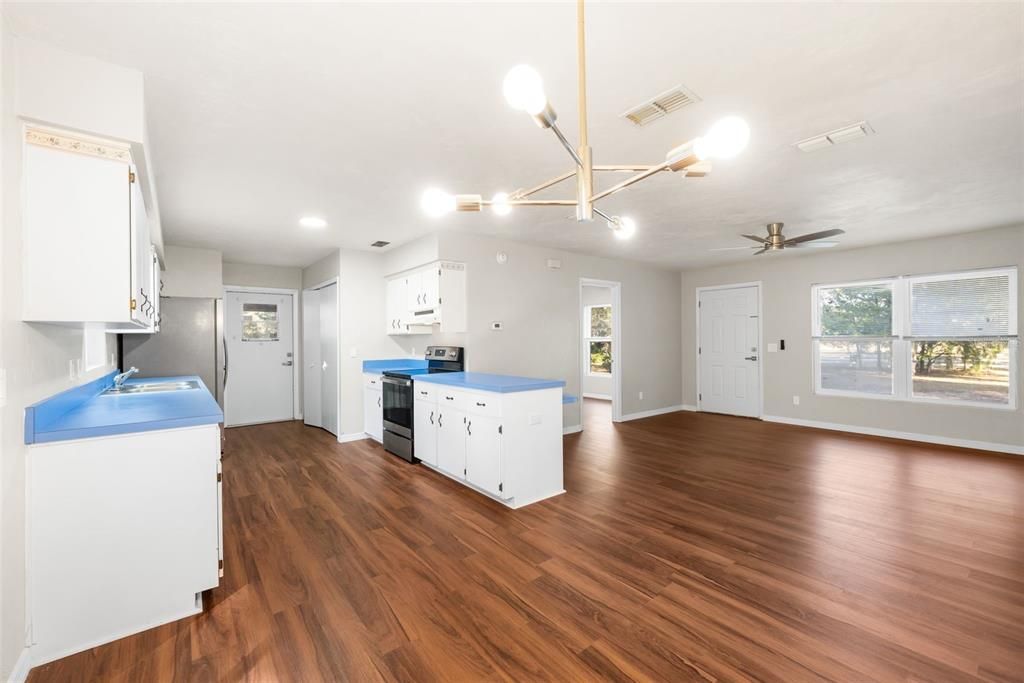 For Sale: $229,900 (2 beds, 2 baths, 1040 Square Feet)