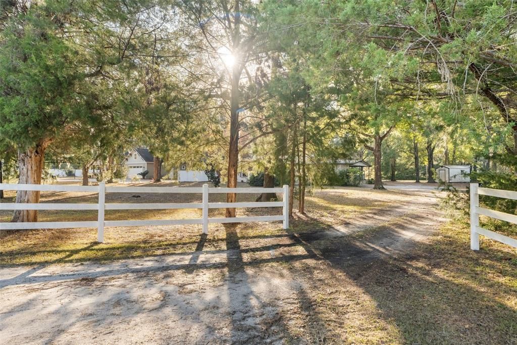 For Sale: $229,900 (2 beds, 2 baths, 1040 Square Feet)