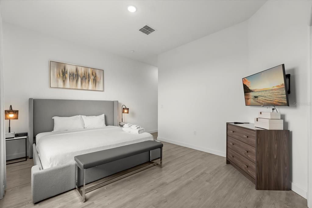 For Sale: $350,000 (4 beds, 4 baths, 2020 Square Feet)