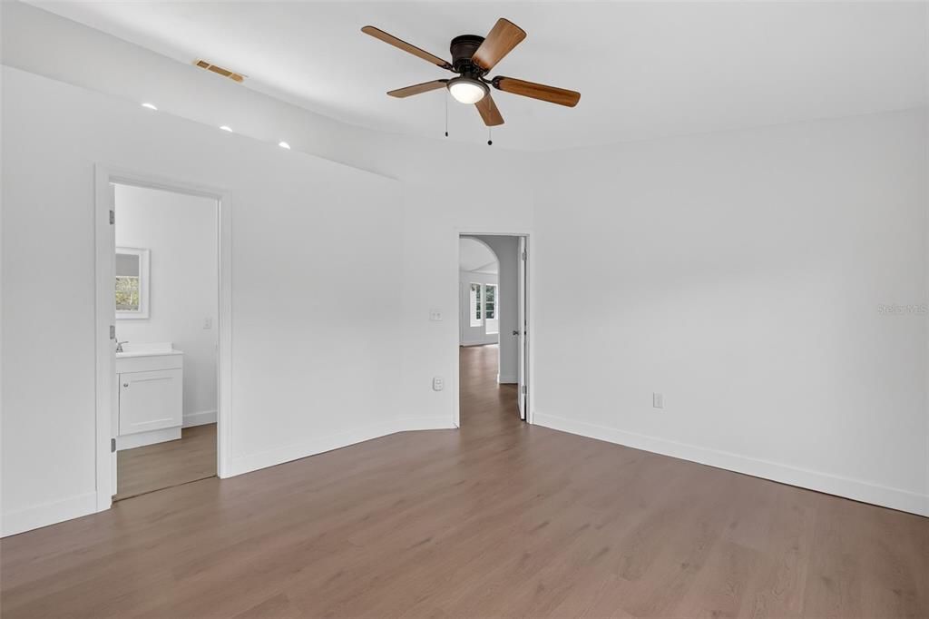 For Sale: $349,900 (3 beds, 2 baths, 1684 Square Feet)