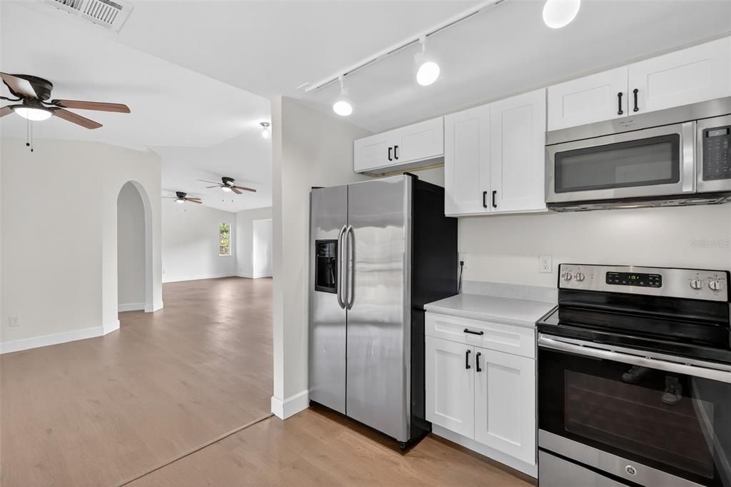 For Sale: $349,900 (3 beds, 2 baths, 1684 Square Feet)