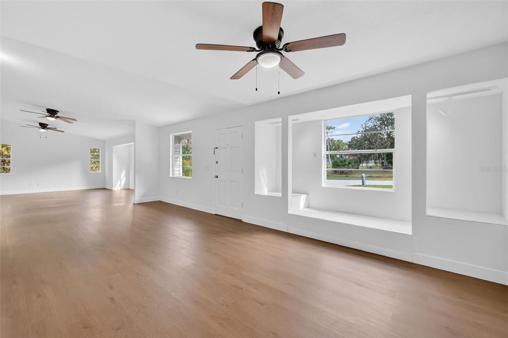 For Sale: $349,900 (3 beds, 2 baths, 1684 Square Feet)