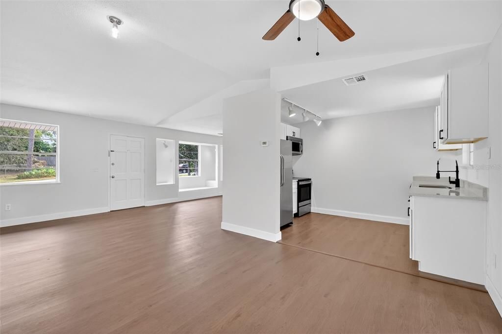 For Sale: $349,900 (3 beds, 2 baths, 1684 Square Feet)