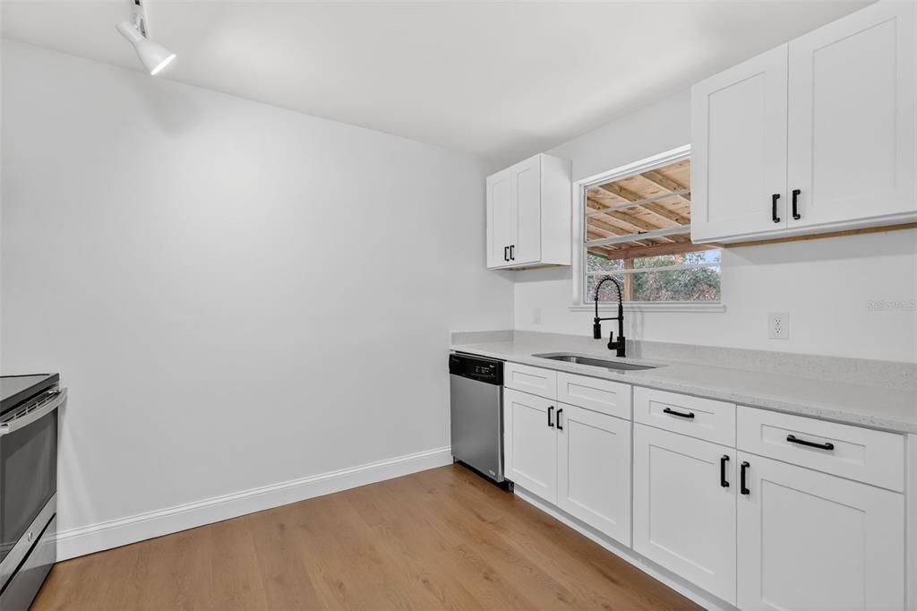 For Sale: $349,900 (3 beds, 2 baths, 1684 Square Feet)