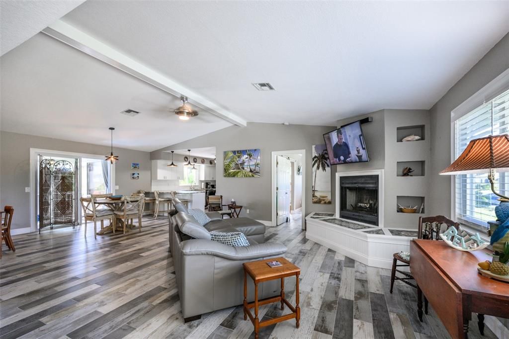 待售: $399,000 (2 贝兹, 2 浴室, 1198 平方英尺)