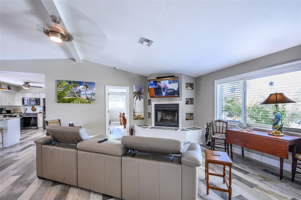 待售: $399,000 (2 贝兹, 2 浴室, 1198 平方英尺)