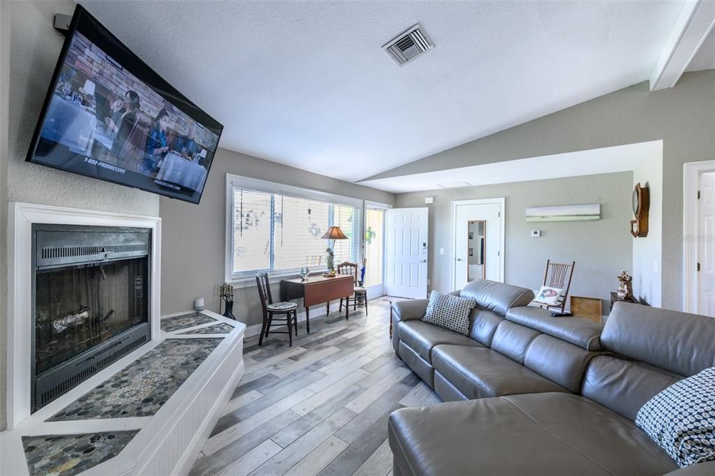 待售: $399,000 (2 贝兹, 2 浴室, 1198 平方英尺)