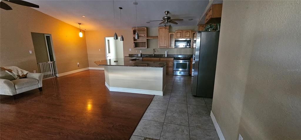 На продажу: $350,000 (3 спален, 2 ванн, 1818 Квадратных фут)