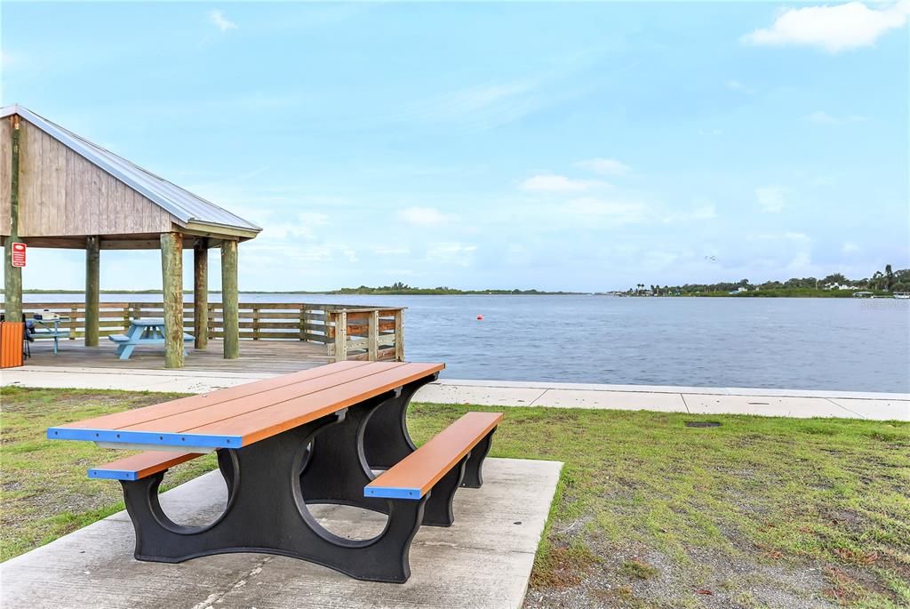 待售: $319,000 (0.42 acres)