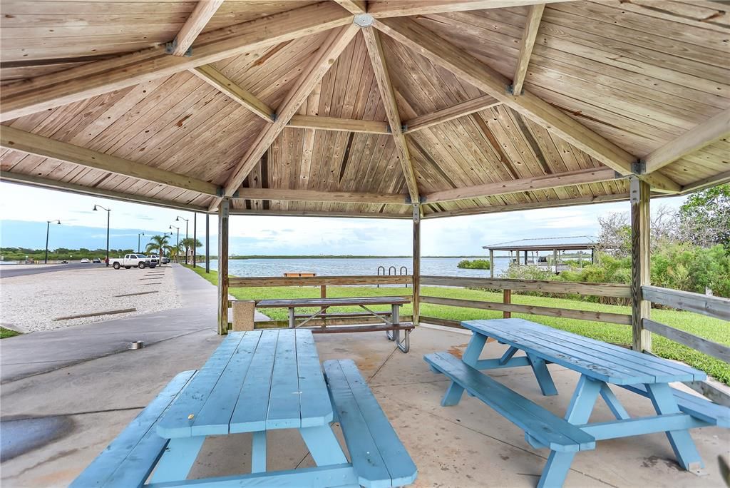 待售: $319,000 (0.42 acres)