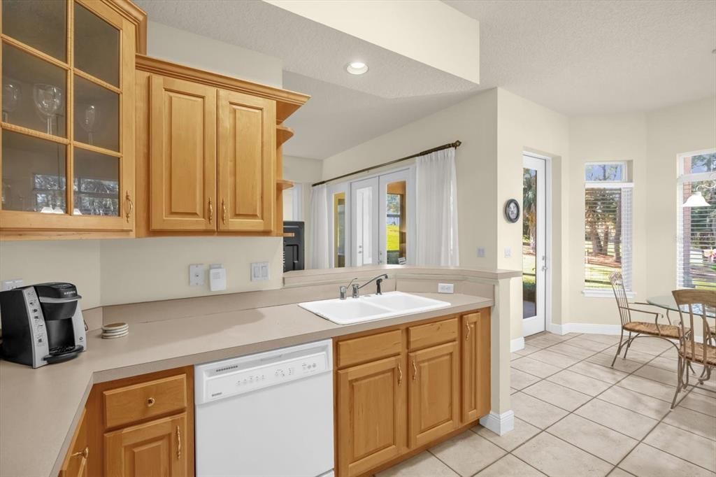 На продажу: $300,000 (2 спален, 2 ванн, 1628 Квадратных фут)