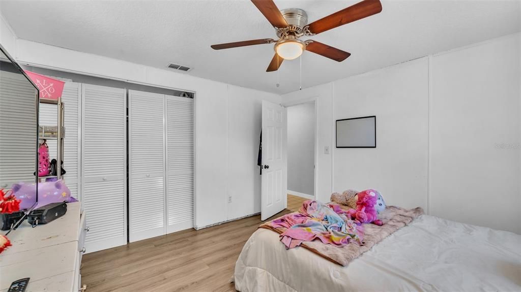 For Sale: $275,000 (6 beds, 2 baths, 2173 Square Feet)