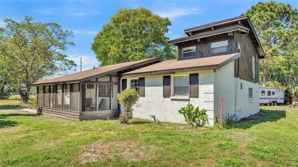 For Sale: $275,000 (6 beds, 2 baths, 2173 Square Feet)