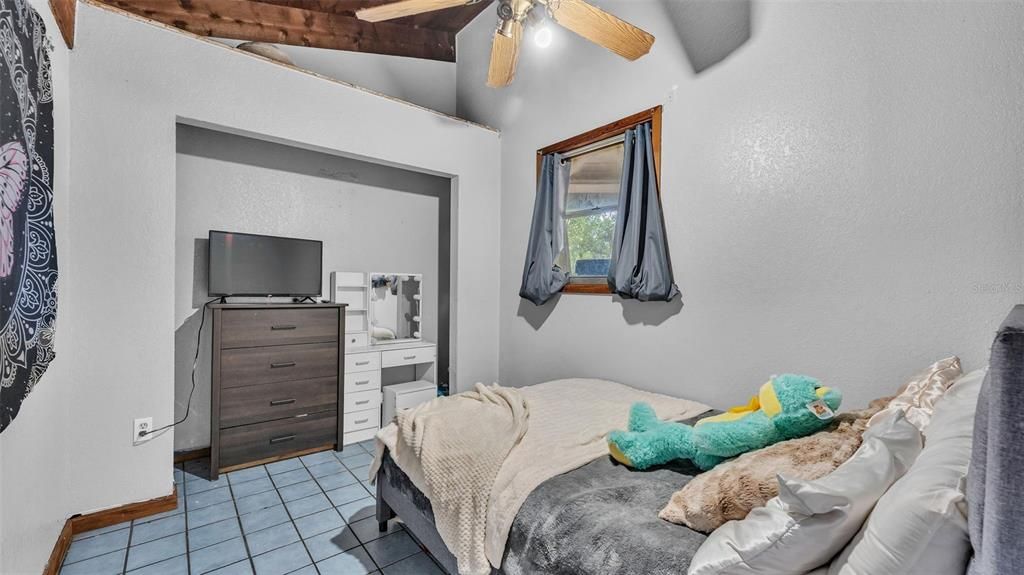 For Sale: $275,000 (6 beds, 2 baths, 2173 Square Feet)