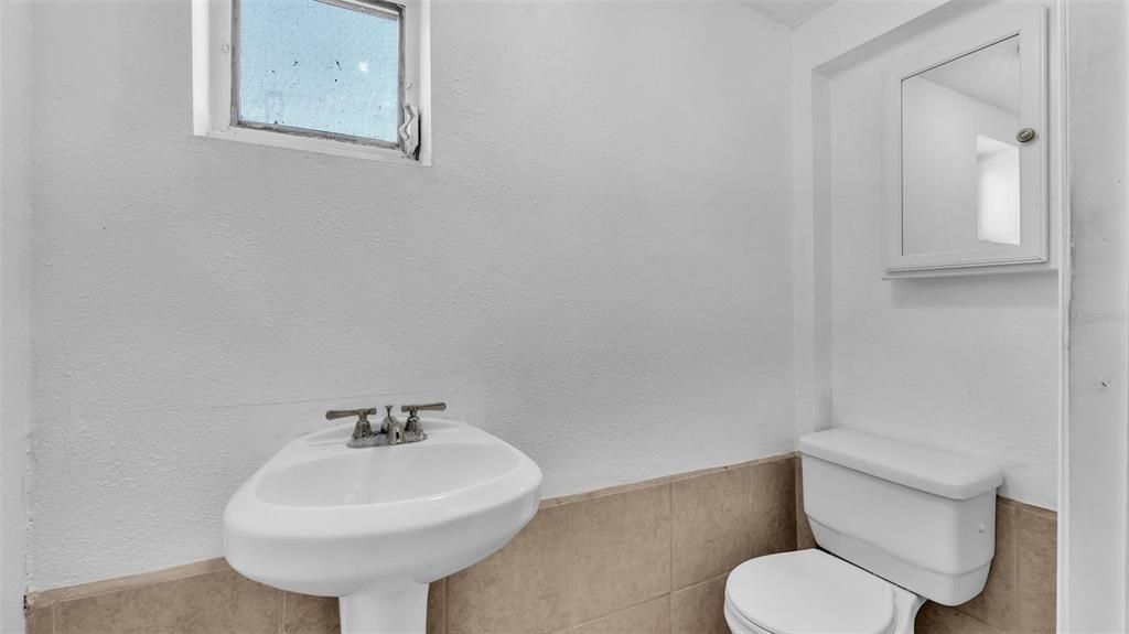 For Sale: $275,000 (6 beds, 2 baths, 2173 Square Feet)