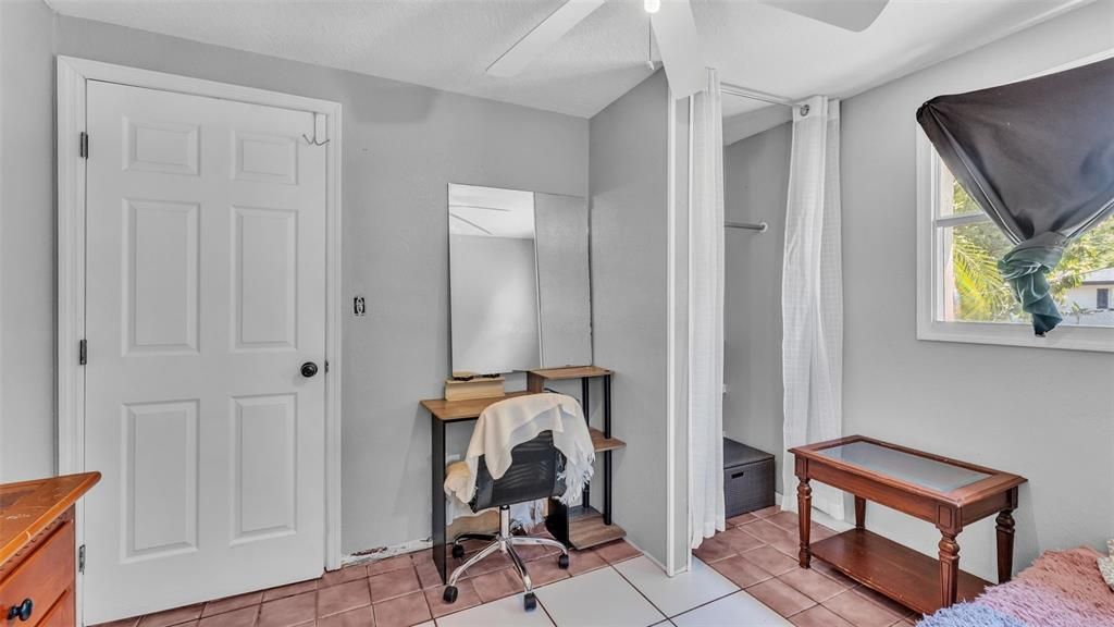 For Sale: $275,000 (6 beds, 2 baths, 2173 Square Feet)