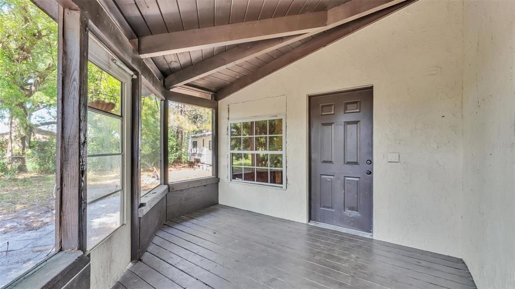 For Sale: $275,000 (6 beds, 2 baths, 2173 Square Feet)