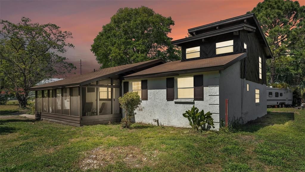 For Sale: $275,000 (6 beds, 2 baths, 2173 Square Feet)