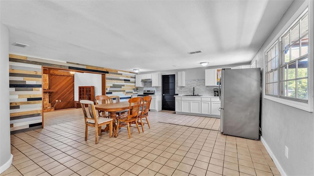 For Sale: $275,000 (6 beds, 2 baths, 2173 Square Feet)